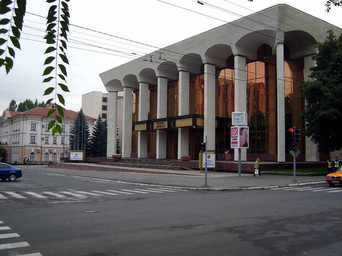 2 Bedrooms Heart Of City Center Chisinau Exterior foto