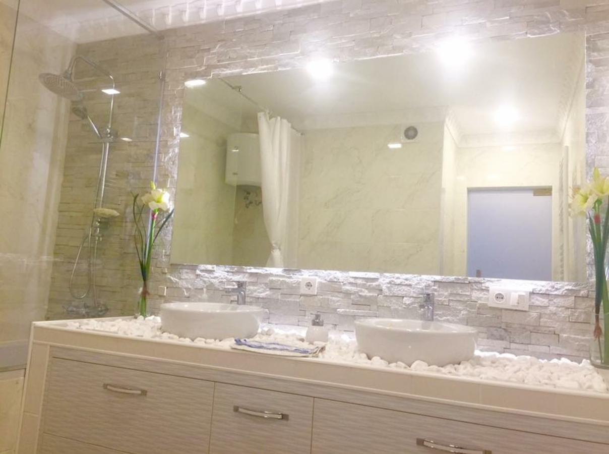 2 Bedrooms Heart Of City Center Chisinau Exterior foto